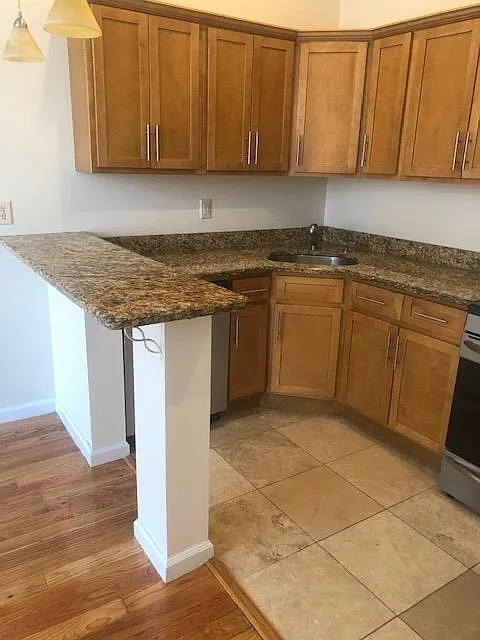 2 bed, 1.0 bath, 700 sqft, $2,400 — Photo 4