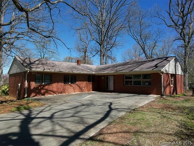 1st image of 860 Pinewood Cir