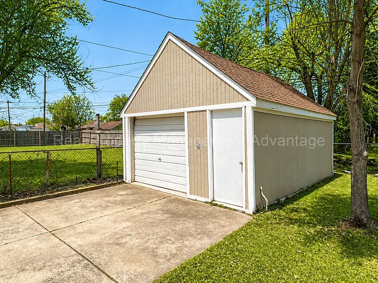 23511 Wellington Ave — Photo 22