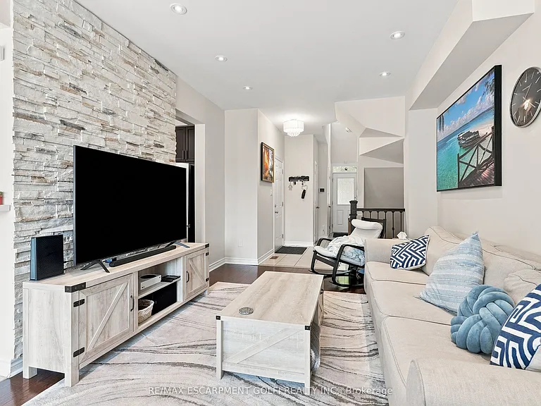 1050 Ryckman Cmn — Photo 6