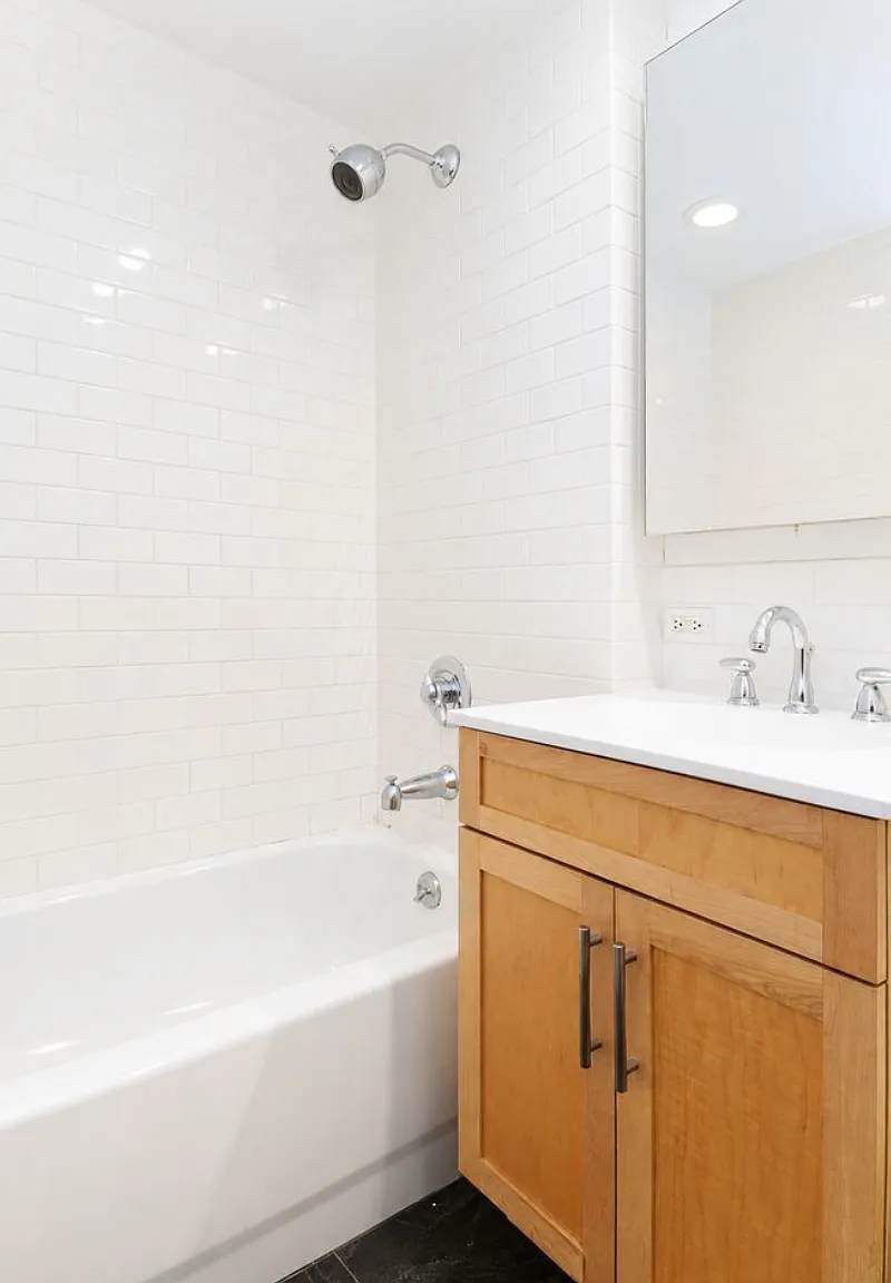 516 W 47th St — Photo 3