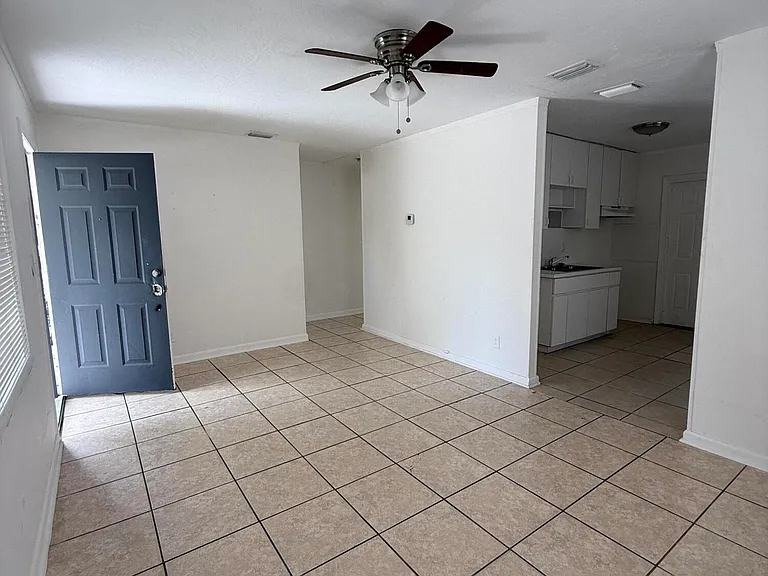 865 W 3rd St — Photo 2