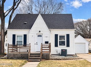 907 S 9th St, Grand Forks, ND 58201