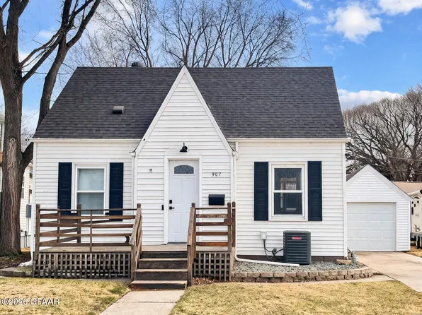 907 S 9th St, Grand Forks, ND 58201