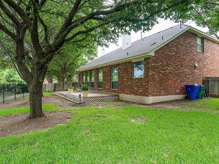 1106 Camden Cv — Photo 22