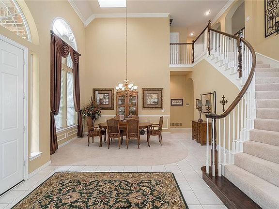 3rd image of 402 Clover Leaf Ln