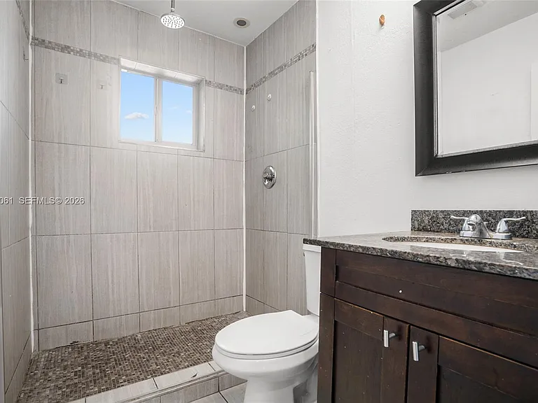 37 SW 14th St #10 — Photo 10