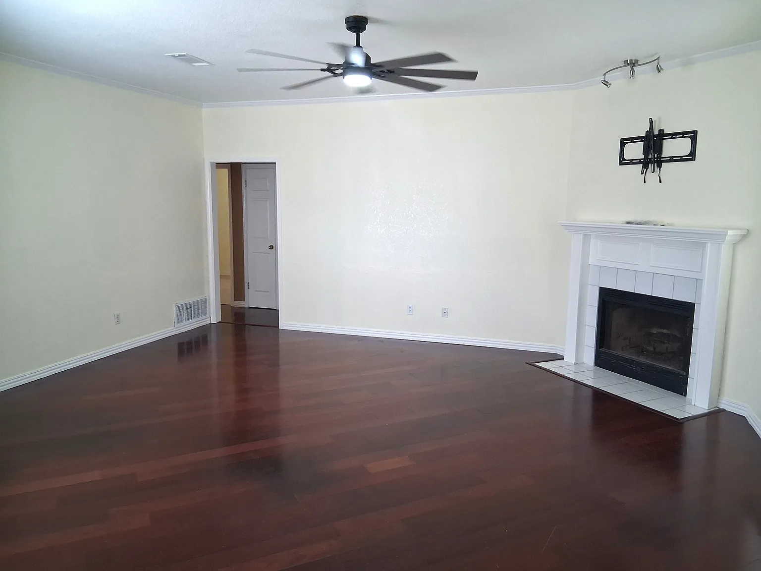 Carolyn 4102 - 1 — Photo 2