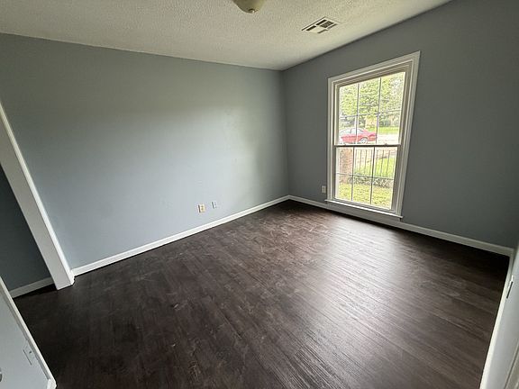 2nd image of 3432 Lexington Rd