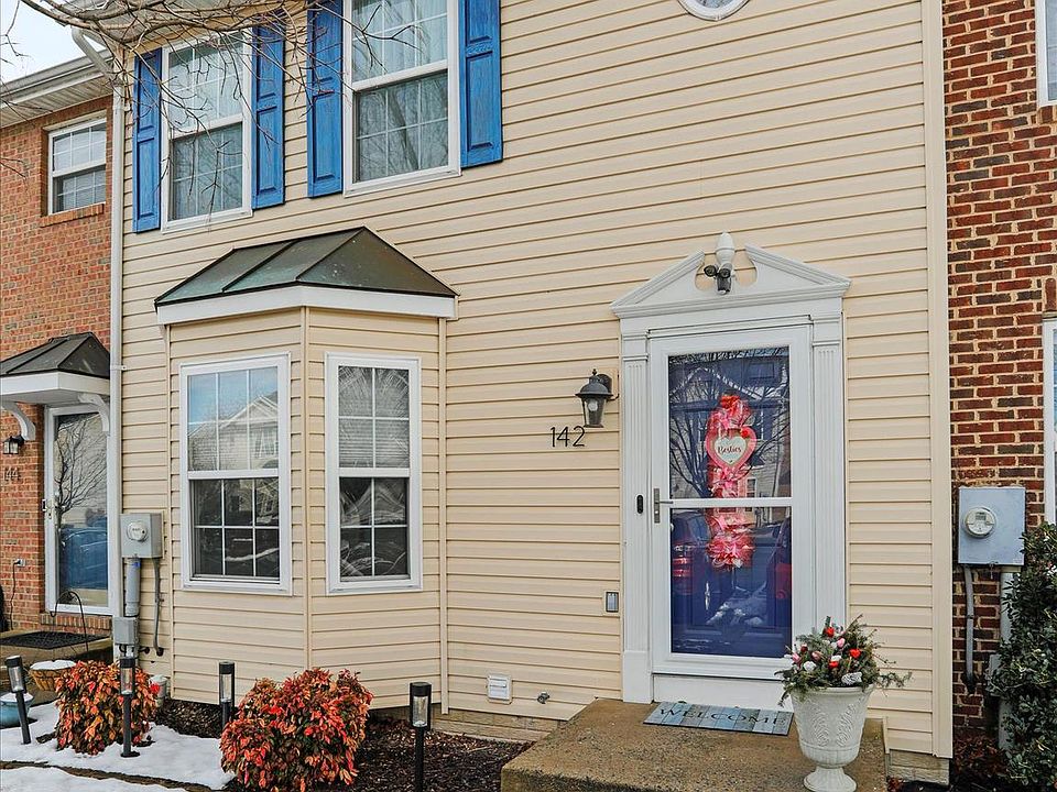 1st image of 142 Lexington Ct