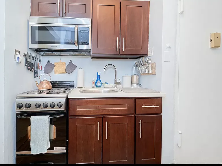 331 W 43rd St #4D — Photo 5