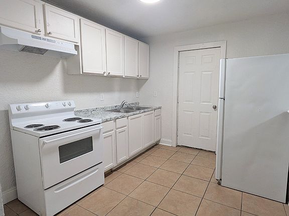 4th image of 810 Laurel St