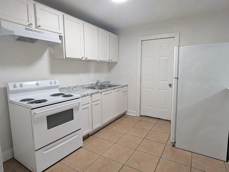 810 Laurel St — Photo 4