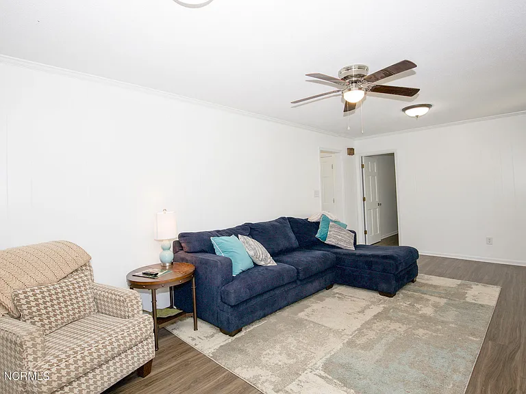 901 Glendale Dr — Photo 10