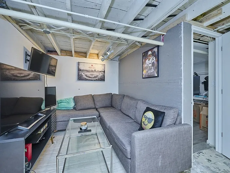 41 Lynde Ave — Photo 24