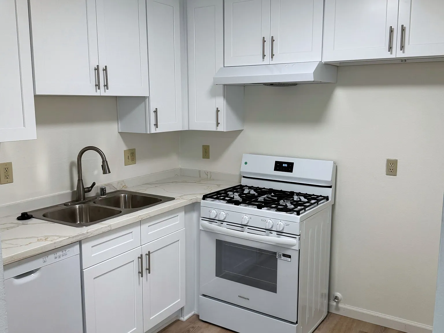 2 bed, 850 sqft, $2,200 — Photo 3