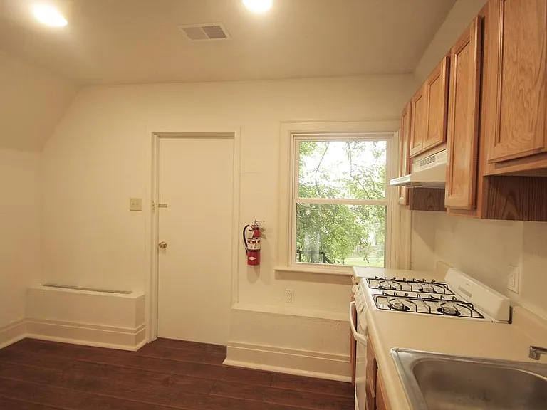 419 Peebles St #3 — Photo 6