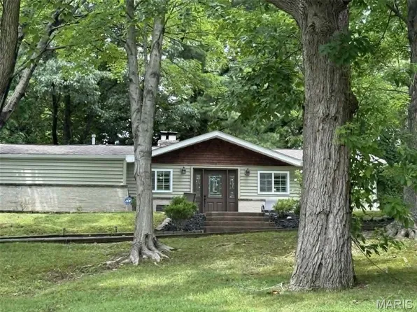 459 W Lake Dr, Edwardsville, IL 62025