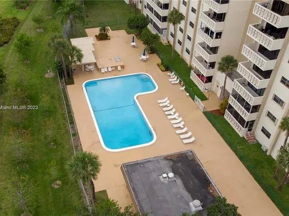 800 NE 195th St APT 304, Miami, FL 33179