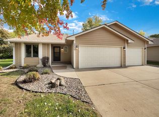 4889 Heather Ridge Rd N, Oakdale, MN 55128