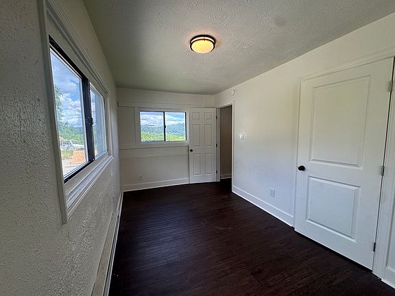 4th image of 922 Oak St