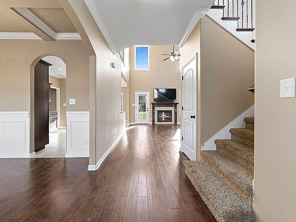 3rd image of 988 Smoots Dr.