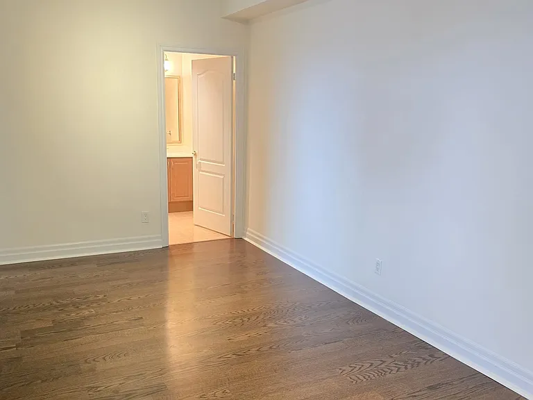 1101 Leslie St #Penthouse 2006 — Photo 13