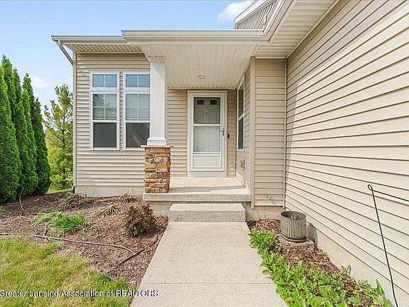 3rd image of 371 Barrington Cir