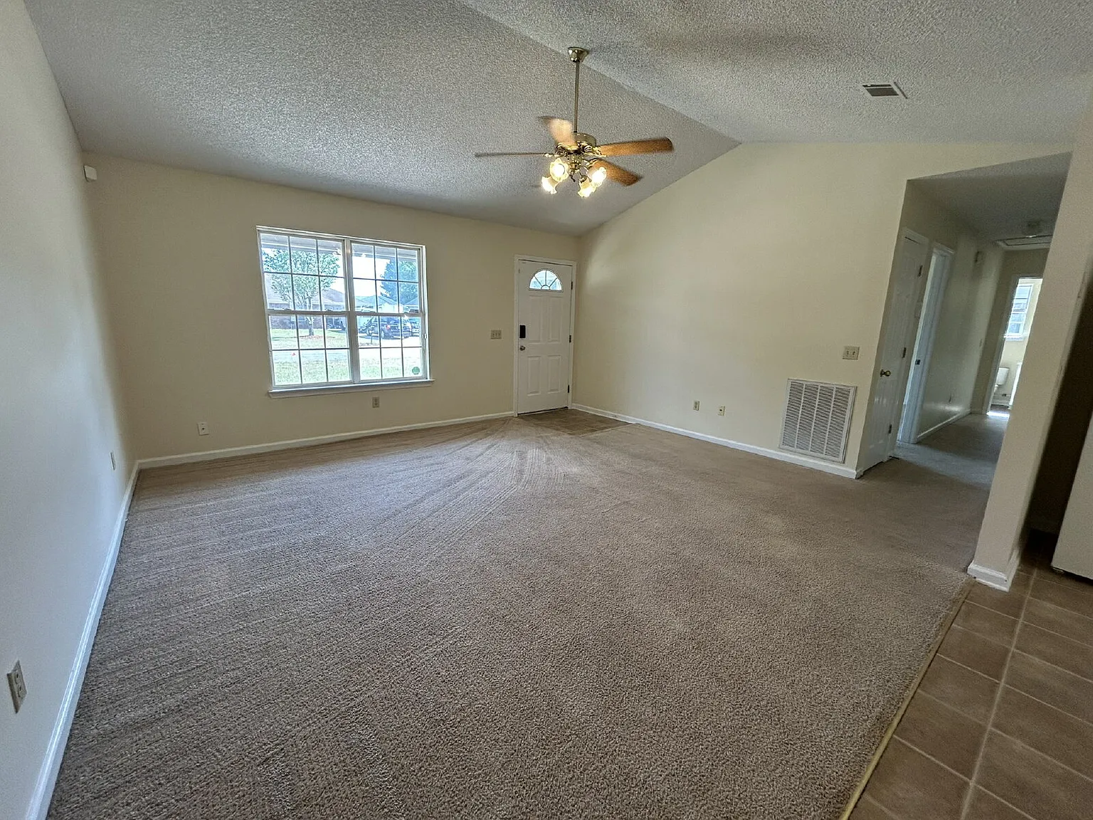 4 bed, 2.0 bath, 1445 sqft, $1,800 — Photo 2