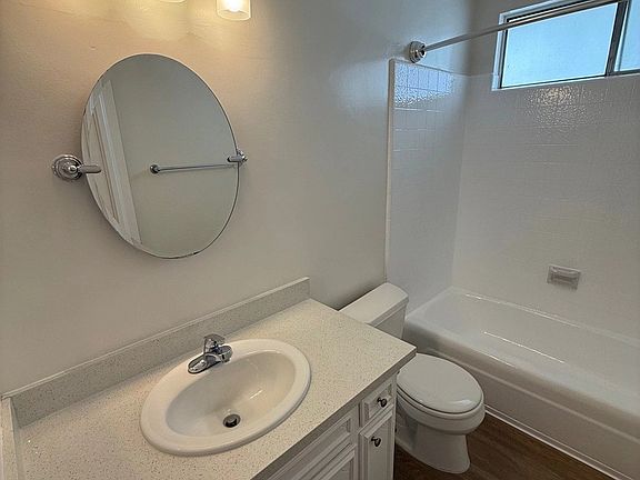5th image of 1631 Barry Ave APT 19