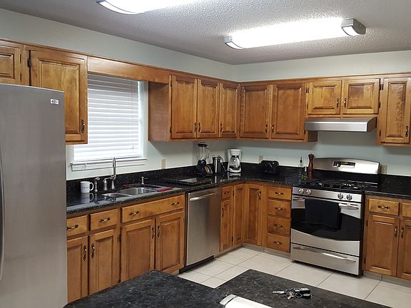Large kitchen w stainless applicances