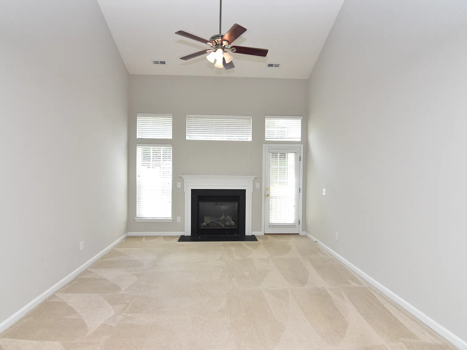 3 bed, 2.5 bath, 2100 sqft, $2,200 — Photo 2