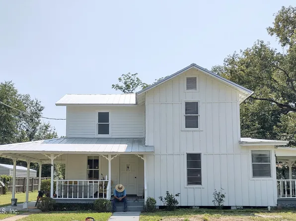 327 COLLEGE Street S, Macclenny, FL 32063