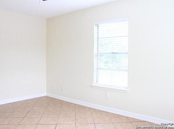 4th image of 327 Carlota Ave