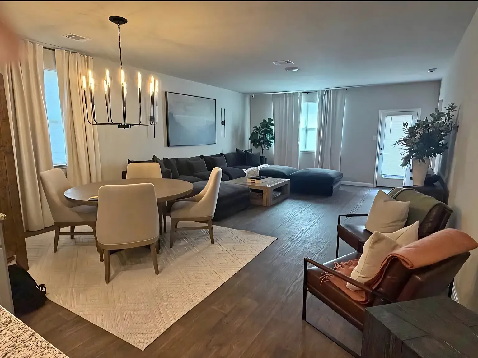 4 bed, 2069 sqft, $2,050 — Photo 2