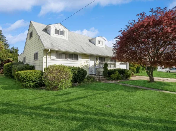 36 Willet Avenue, Hicksville, NY 11801