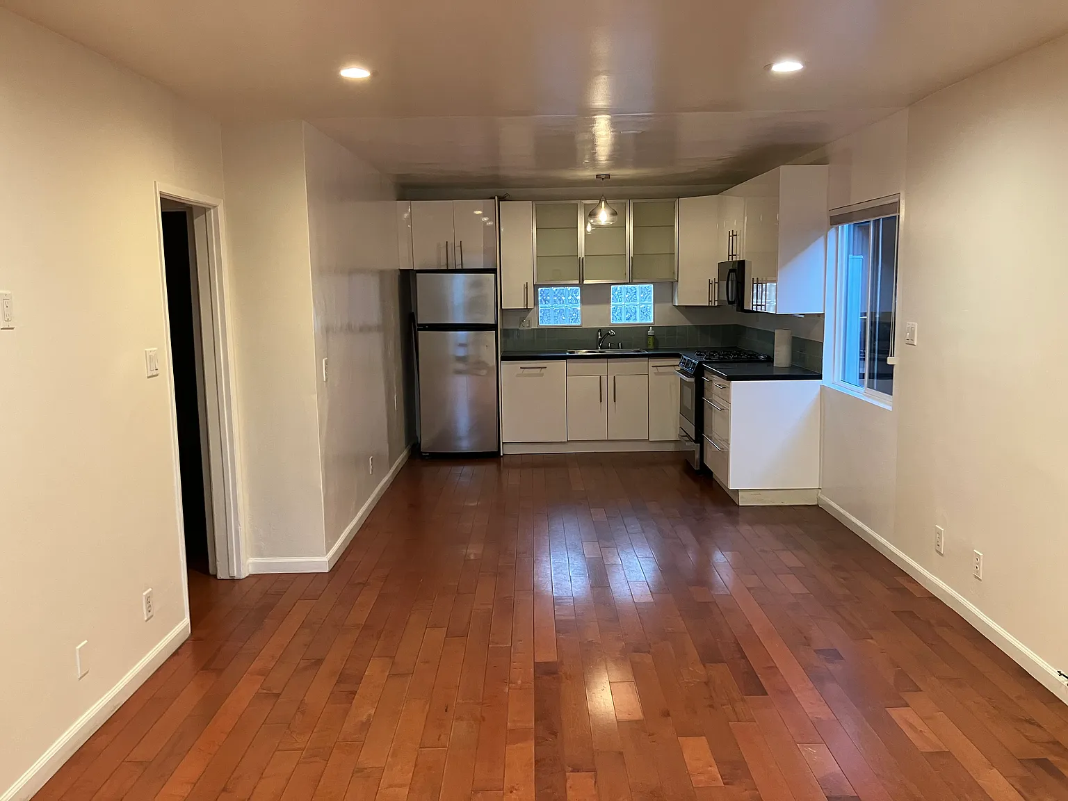 2 bed, 900 sqft, $3,910 — Photo 2