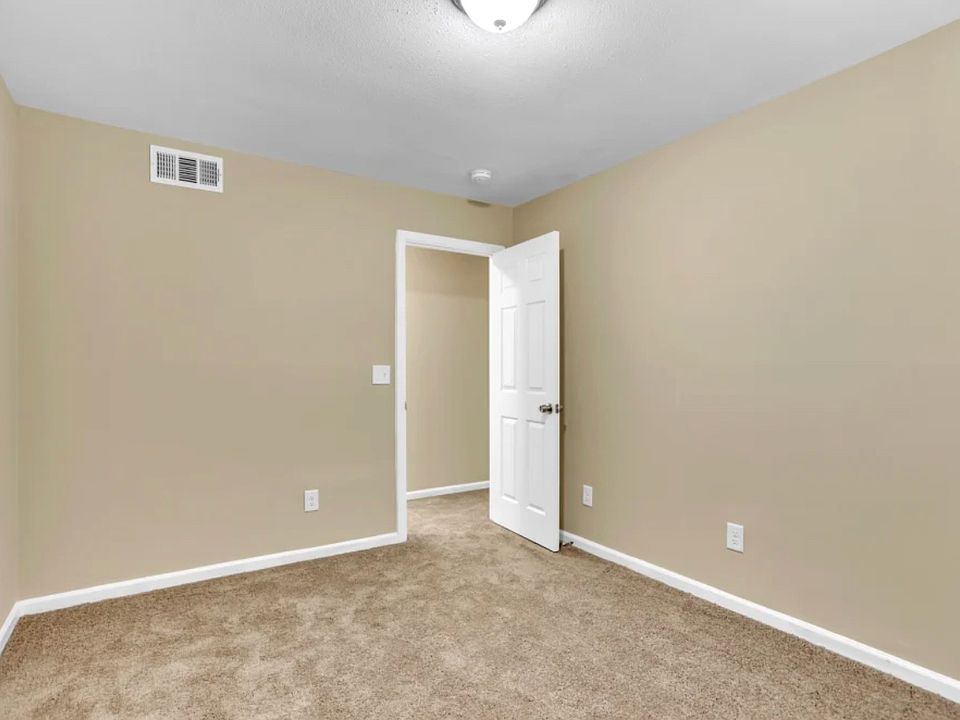 2nd image of 2040 Creek Rd