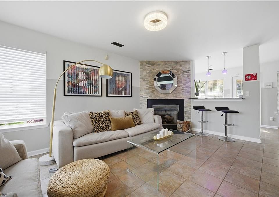 1st image of 924 Andover Ct