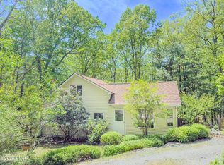 516 Lake Rd, Hawley, PA 18428