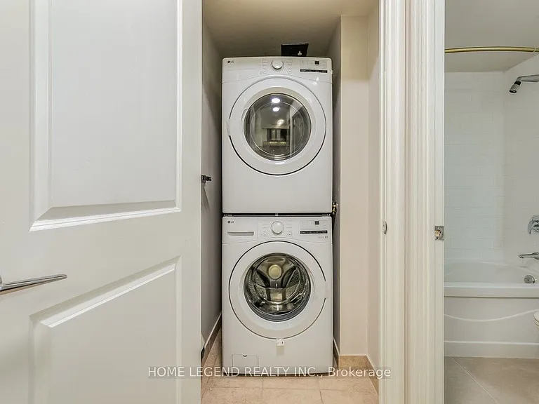 39 Upper Duke Cres #215 — Photo 17