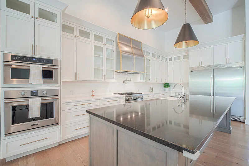 4 bed, 6.0 bath, 5050 sqft, $7,500 — Photo 4