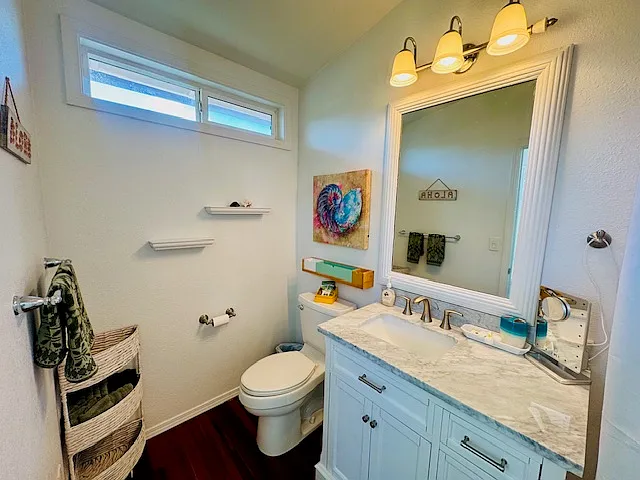 Full bath off of bedroom.