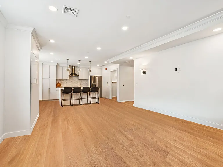 326 S 19th St #100 — Photo 8