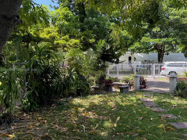 12600 Country Club Ln, Miami, FL 33167