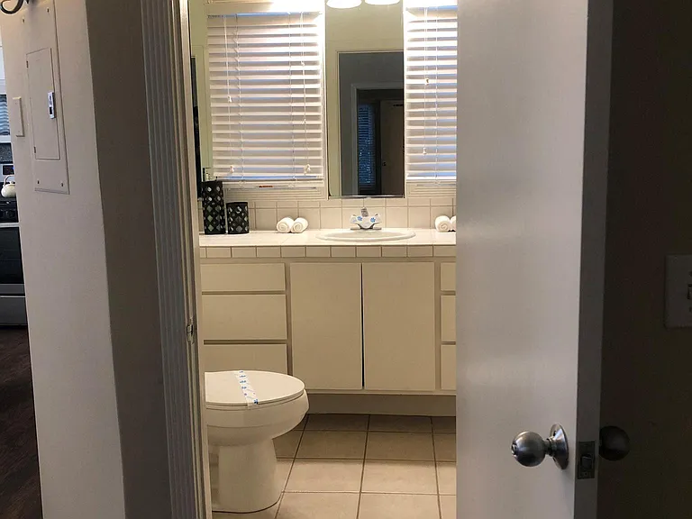 Lindbrook Manor Apartments — Photo 104