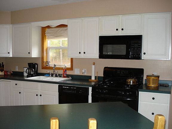 Kitchen w/center island