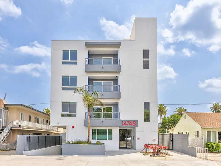 14748 Victory Blvd — Photo 17