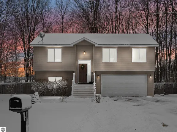 2334 Grouse Dr, Traverse City, MI 49685
