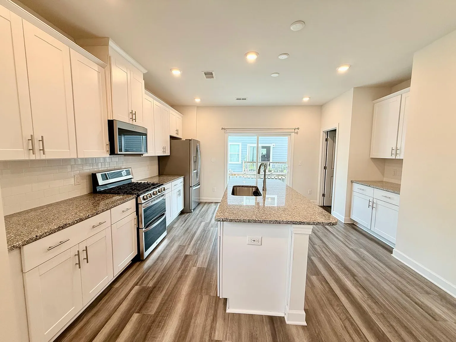 4 bed, 2058 sqft, $2,285 — Photo 3